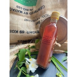 Vinaigre sucré à la pulpe de fraises fraîches cueillies dans l'Aisne. Saveur intense  de fraise, relevée par le poivre sauvage.